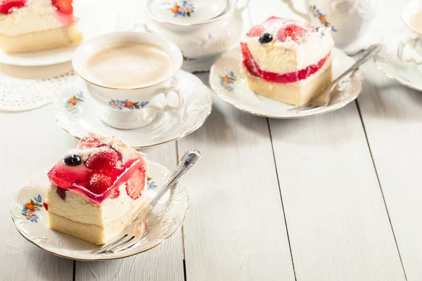 Tarta de queso con fresas, arándanos y jalea — Foto de Stock