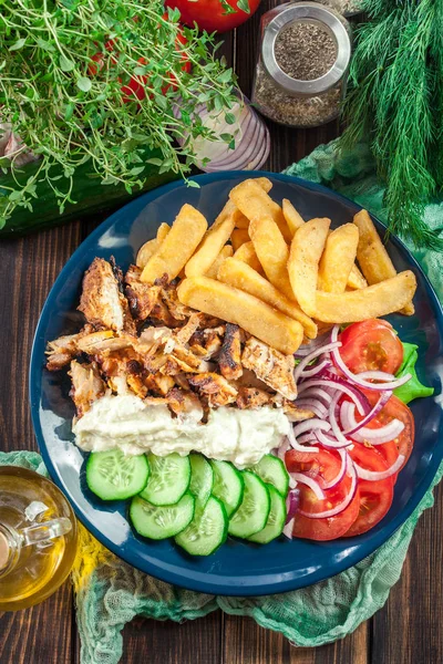 Plato giroscopio griego con papas fritas y verduras —  Fotos de Stock