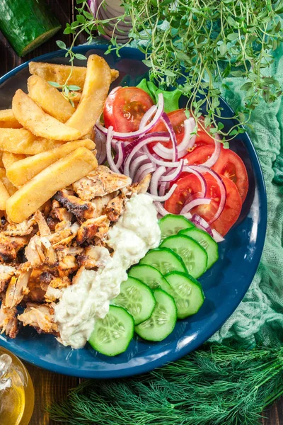 Grekiska gyros maträtt med pommes och grönsaker — Stockfoto