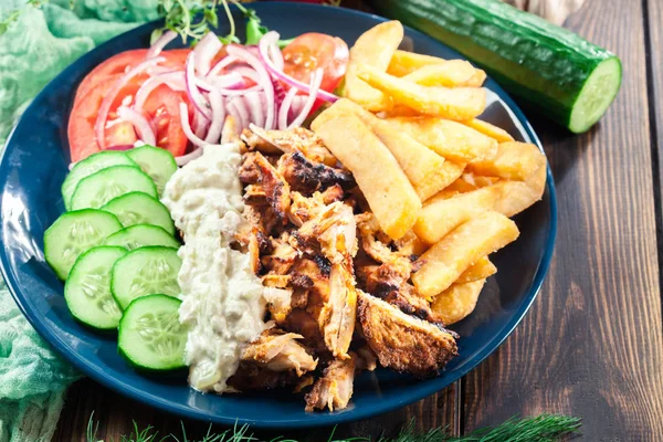 Grekiska gyros maträtt med pommes och grönsaker — Stockfoto