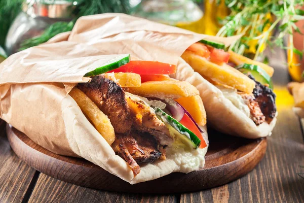 Gyros souvlaki embrulhado em um pão pita — Fotografia de Stock