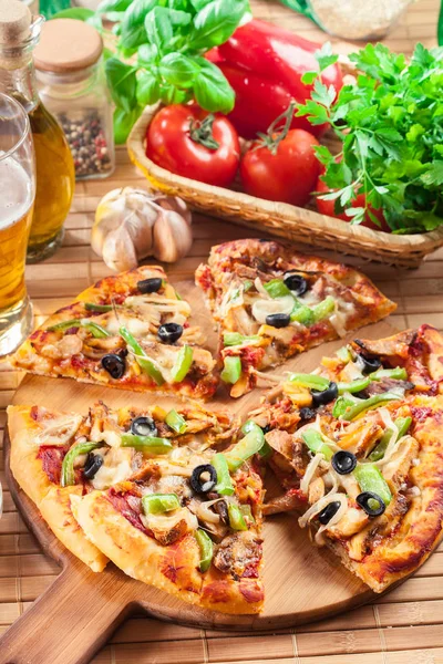 Baharatlı tavuk döner pizza — Stok fotoğraf