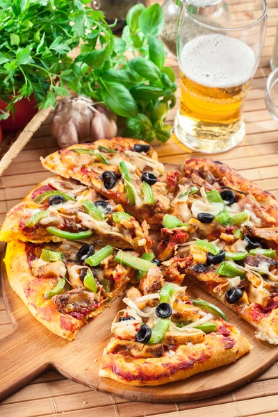 Spicy pizza with chicken gyros — Stock Photo, Image