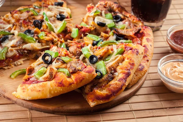 Spicy pizza with chicken gyros