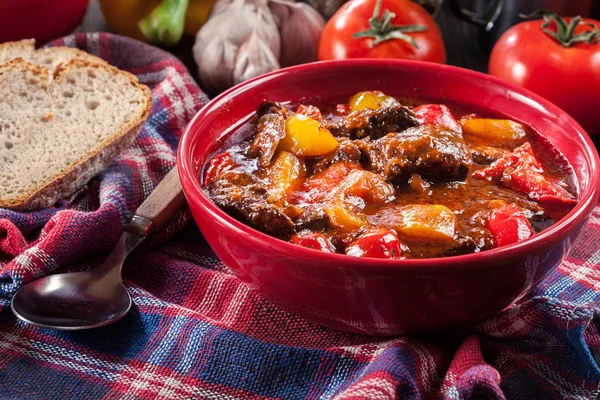 Gulash tradicional húngaro de carne —  Fotos de Stock