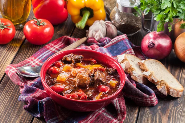 Goulash tradicional de carne de bovino húngara — Fotografia de Stock