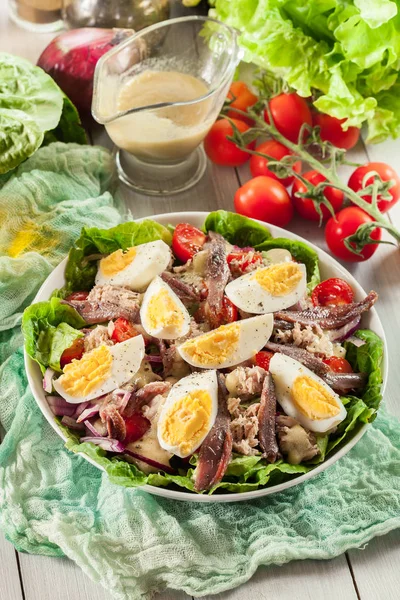 Salada Nicoise com atum, anchova, ovos e tomates — Fotografia de Stock