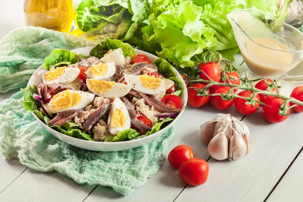 Γαλλική σαλάτα με τόνο, αντζούγιες, αυγά και ντομάτες — Φωτογραφία Αρχείου
