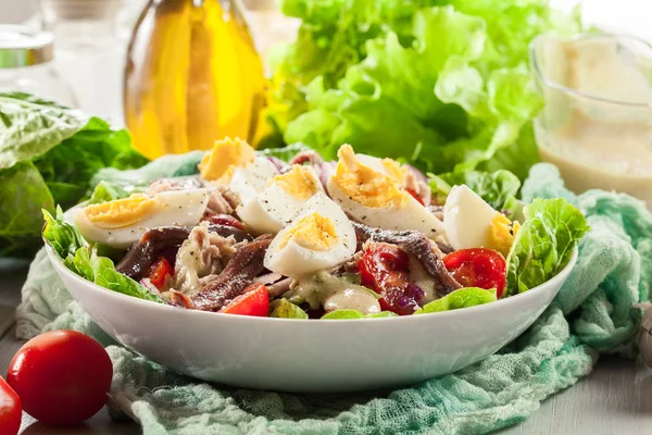 Ensalada de Nicoise con atún, anchoa, huevos y tomates — Foto de Stock