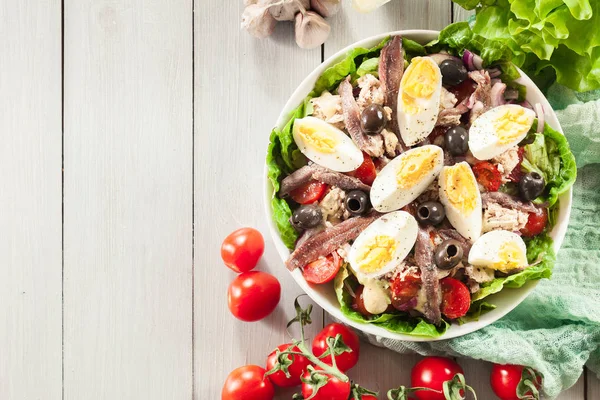 Ensalada de Nicoise con atún, anchoa, huevos y tomates —  Fotos de Stock