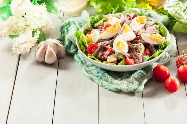 Ensalada de Nicoise con atún, anchoa, huevos y tomates —  Fotos de Stock