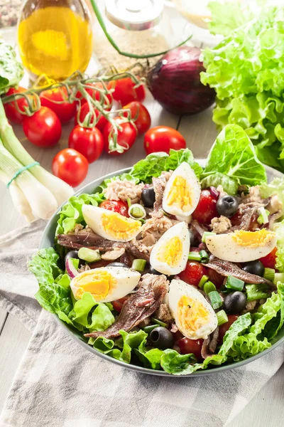 Salada Nicoise com atum, anchova, ovos e tomates — Fotografia de Stock