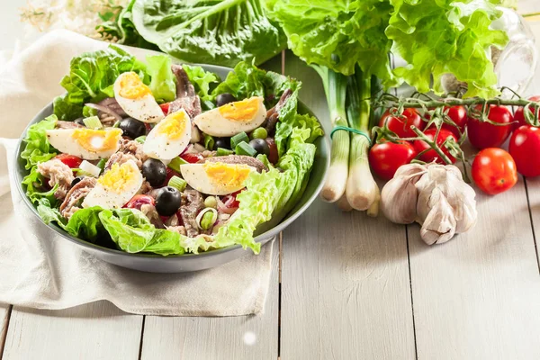 Salada Nicoise com atum, anchova, ovos e tomates — Fotografia de Stock