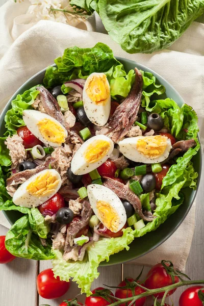 Салат с тунцом, анчоусами, яйцами и помидорами — стоковое фото
