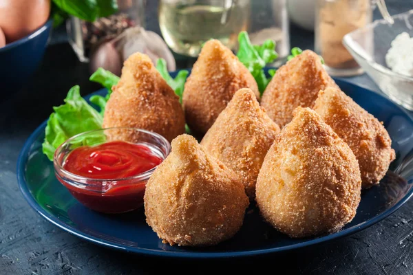 Coxinha. Croquete frito com frango — Fotografia de Stock