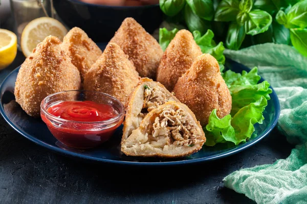 Coxinha. Croqueta frita con pollo —  Fotos de Stock