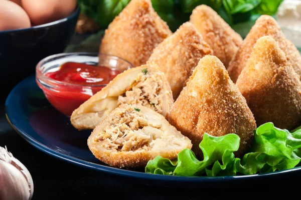 Coxinha. Croqueta frita con pollo —  Fotos de Stock