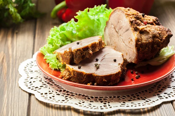 Geroosterde varkensvlees nek met kruiden op snijplank — Stockfoto