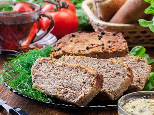 Paté casero de carne deliciosa con hígado de pollo en un plato —  Fotos de Stock