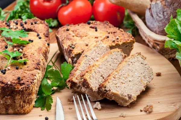 Traditional delicious meat pate with chicken liver on cutting bo — Stock Photo, Image