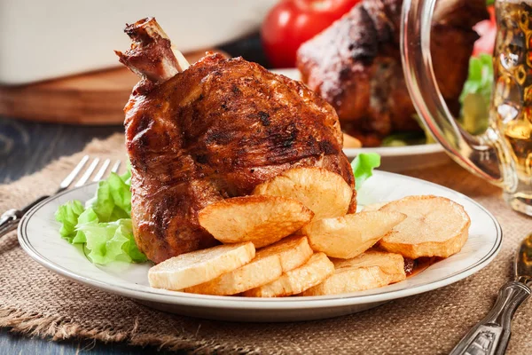 Roasted turkey knuckle with fried potato slices — Stock Photo, Image