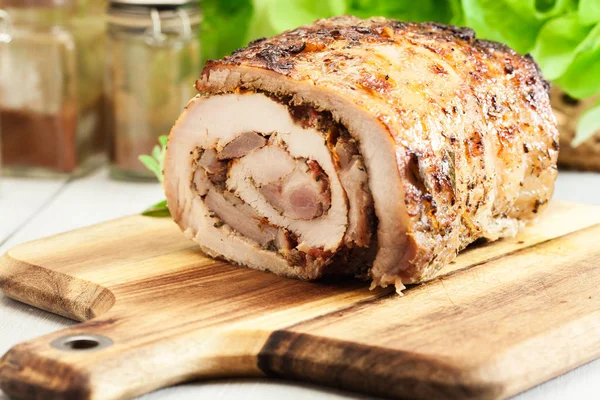 Rollo de cerdo asado relleno con otras carnes y tomates secos —  Fotos de Stock