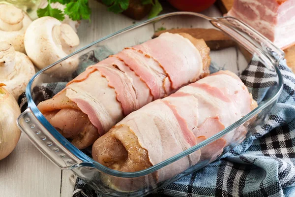 Peito cru de frango recheado com champignon — Fotografia de Stock