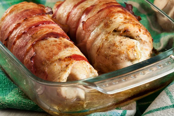 Gebakken kippenborst gevuld met champignon — Stockfoto