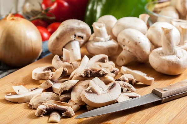 Funghi bianchi freschi affettati — Foto Stock