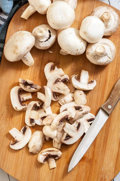 Funghi bianchi freschi affettati — Foto Stock