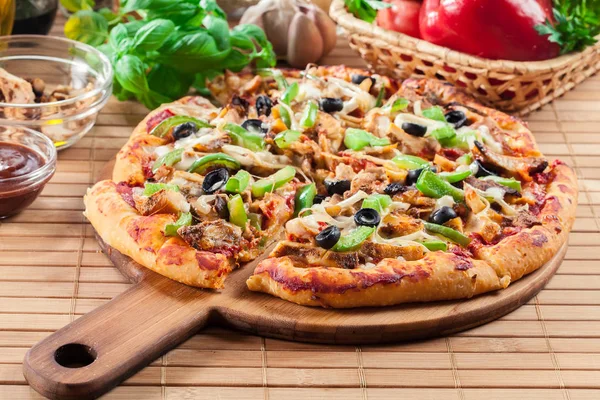 Pizza pedas dengan gyros ayam — Stok Foto