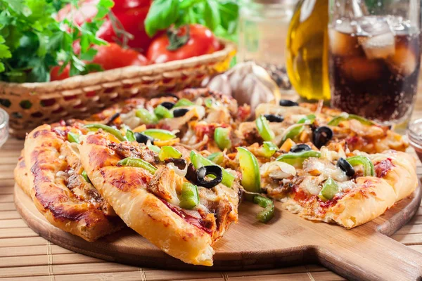 Spicy pizza with chicken gyros — Stock Photo, Image