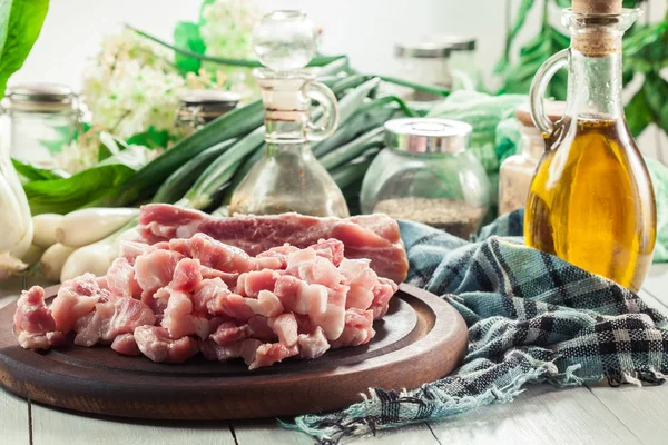 Raw pork belly pieces on a cutting board — Stock Photo, Image