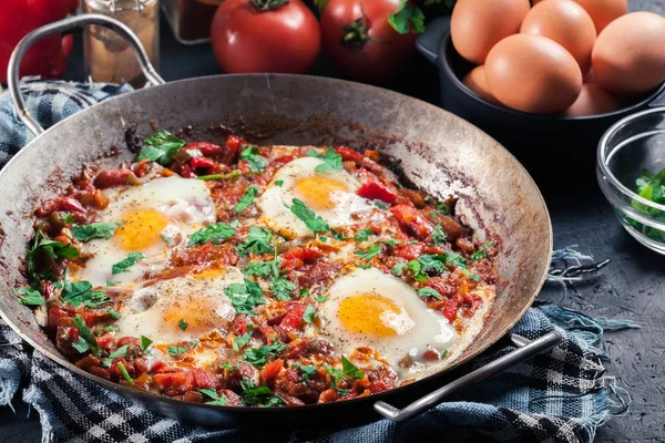 Shakshuka у сковороді — стокове фото