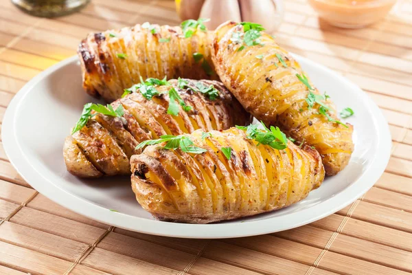 Batatas assadas com queijo e ervas — Fotografia de Stock