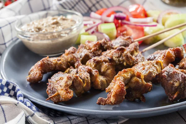 Tradiční vepřové satay s arašídovou omáčkou a zeleninou — Stock fotografie