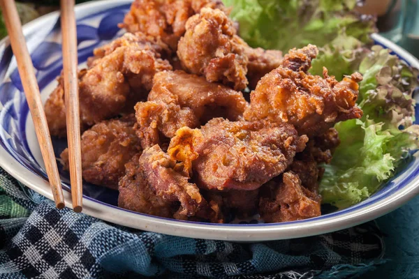 Çıtır tavuk karaage marul ile — Stok fotoğraf