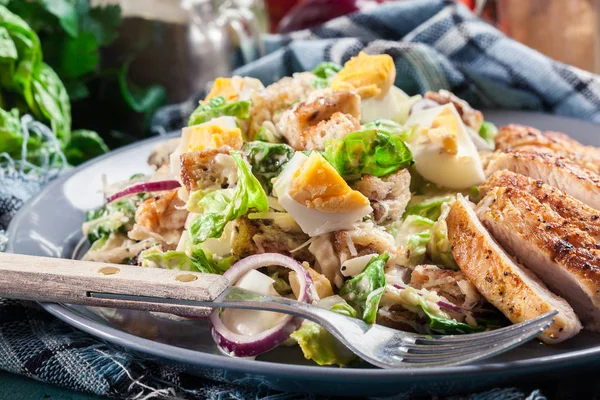 Salada de césar saudável com frango, ovos e croutons — Fotografia de Stock