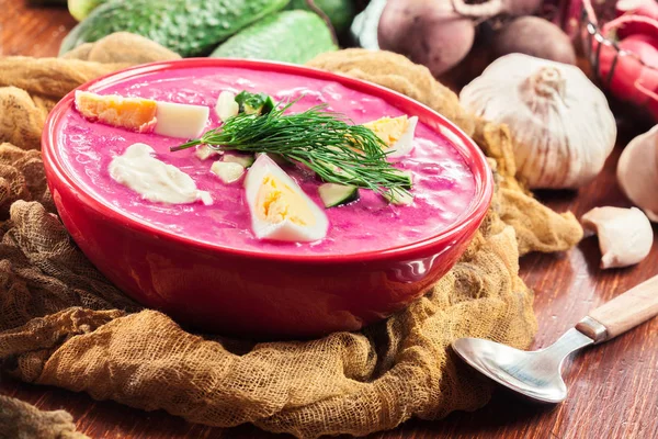 Koude bieten soep met ei, komkommer en Groenen — Stockfoto