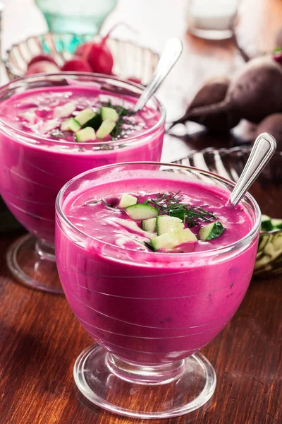 Sopa de beterraba fria com ovo, pepino e verduras — Fotografia de Stock