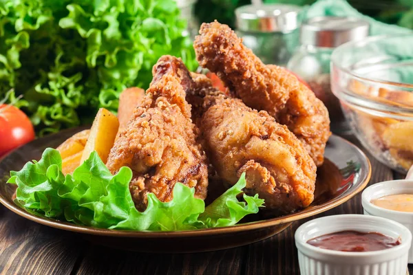 Gambe di pollo croccanti fritte al kentucky con patatine fritte — Foto Stock