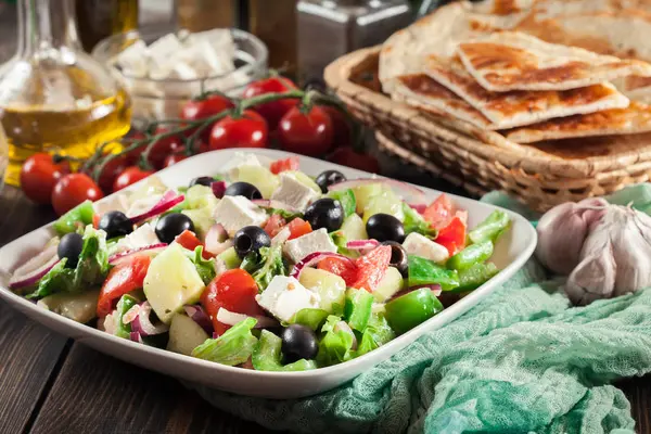 Ensalada griega con verduras frescas —  Fotos de Stock