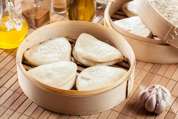 Gua bao, pães cozidos no vapor em vapor de bambu — Fotografia de Stock