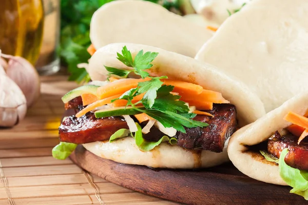 Gua bao, sterilizoval buchty s bůčkem a zeleniny — Stock fotografie