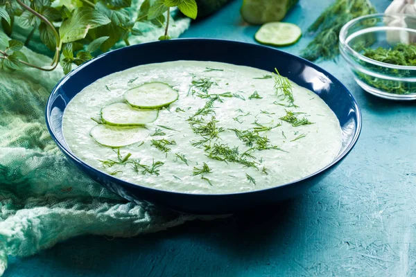 Koude komkommer Soep met komkommer, dille en munt — Stockfoto