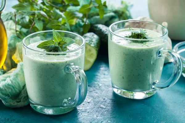 Koude Komkommer Soep Met Dille Mint Geserveerd Glas Zomer Schotel — Stockfoto