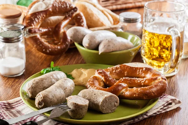 Petit déjeuner bavarois avec saucisse blanche — Photo