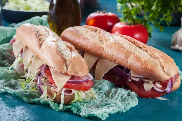 U-Boot-Sandwiches mit Schinken, Käse und Gemüse — Stockfoto