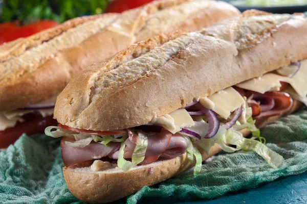 Sanduíches submarinas com presunto, queijo e legumes — Fotografia de Stock