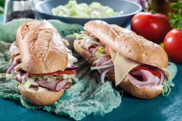 Sanduíches submarinas com presunto, queijo e legumes — Fotografia de Stock